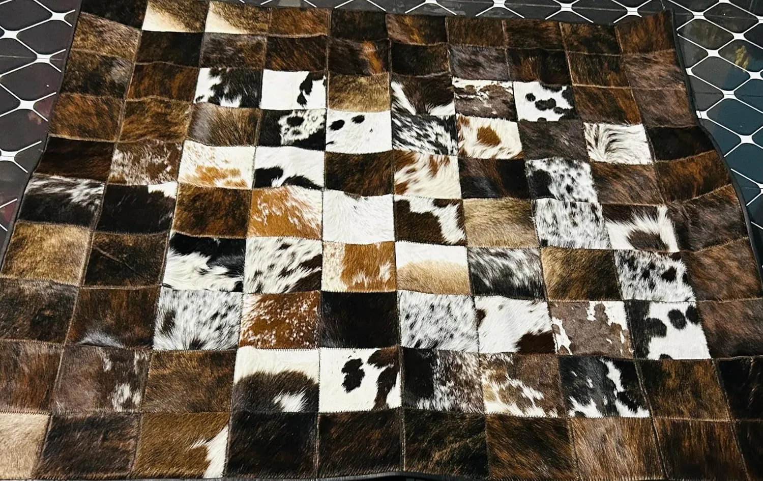 Cowhide Hair-on Patchwork Area Rug, Brown and White Pattern, Natural Leather (Multi-Colour, 4X4)