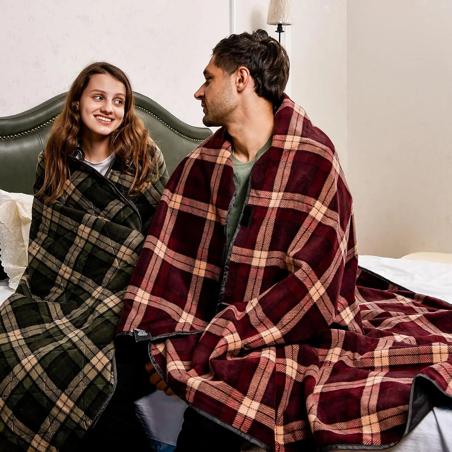 DUKUSEEK Outdoor Stadium Blankets with Hood, Fleece Blankets, Quilted, Extra Thick Fleece, Warm, Windproof, Sandproof, Includes Stuff Sack, Shoulder Strap