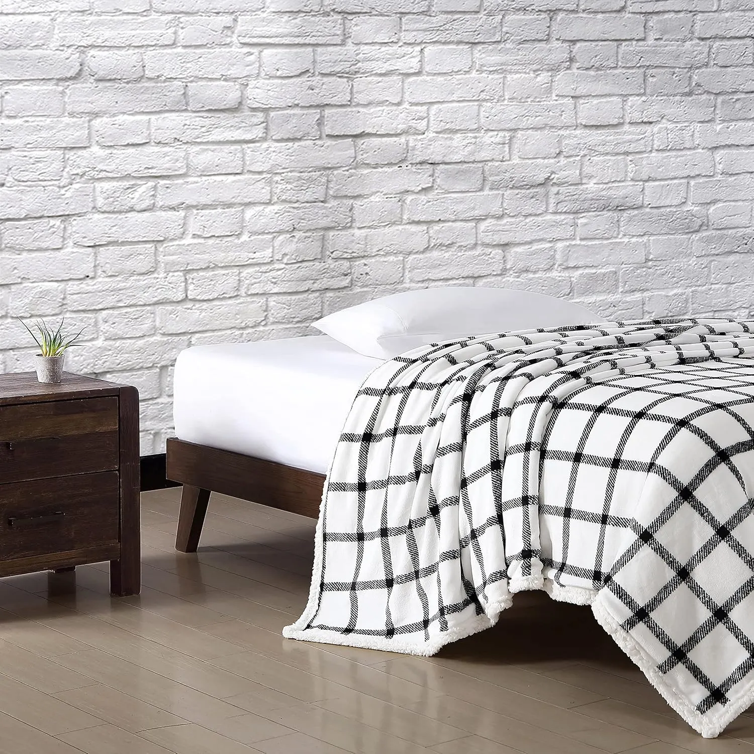 Eddie Bauer- Twin Blanket, Ultra Soft & Cozy Plush Home Décor, All Season Bedding (Bunkhouse Plaid White, Twin)