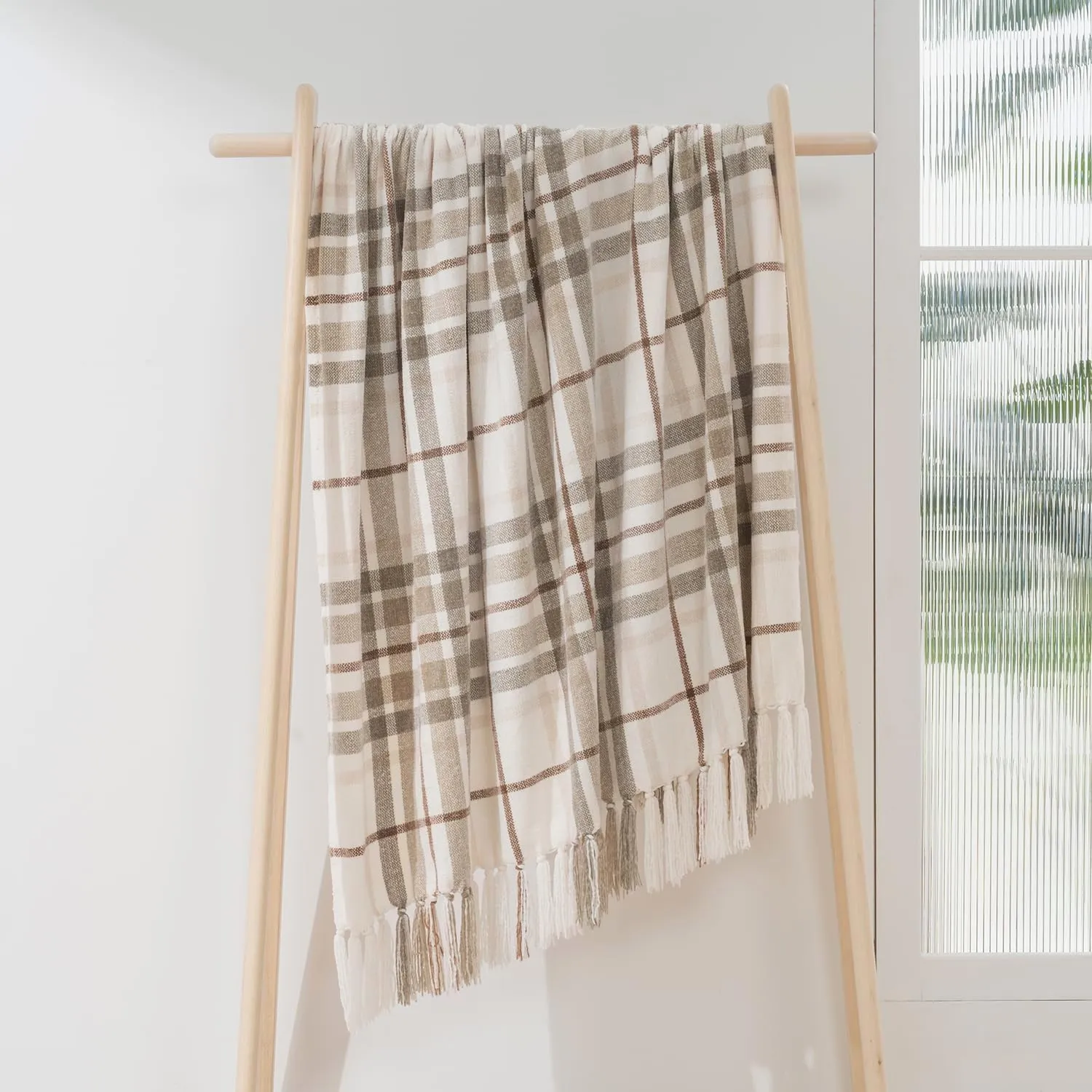 EVERGRACE Plaid Chenille Throw Blanket for Couch, Super Soft Cozy Decorative Farmhouse Plaid Throw with Tassels, Lightweight Chenille Knit Throw for Bed Sofa Gift Home Decor, Beige 50”x60”