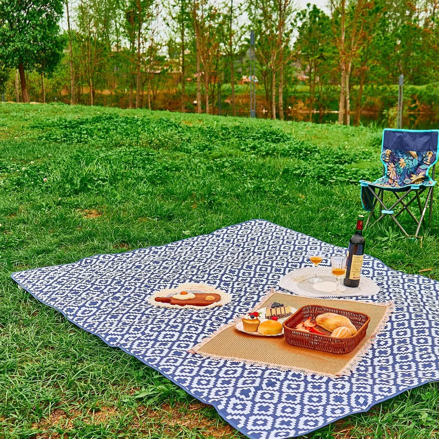 Large Picnic Blanket with Carry Strap, Waterproof Sandproof Beach Mat with Single Cushion, Portable Family Blanket for Park Beach Picnic Travel Hiking