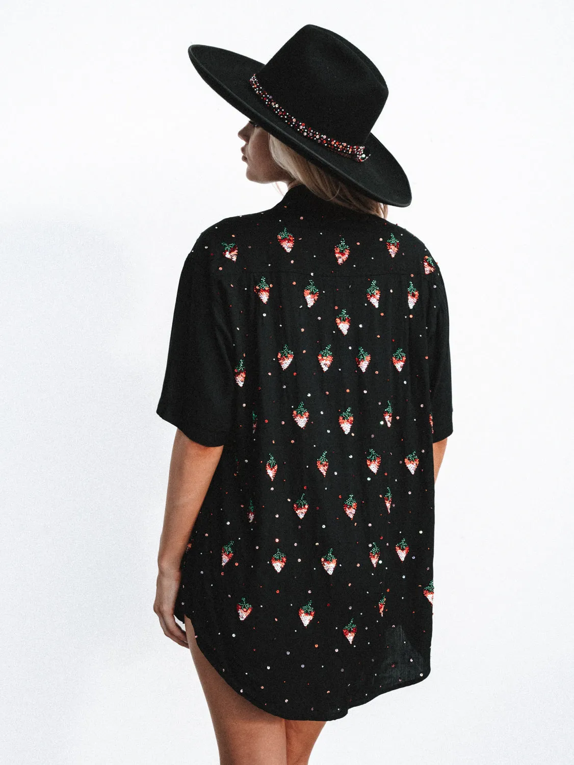 PRE-ORDER / SOLÈNE STRAWBERRY UNISEX SHIRT