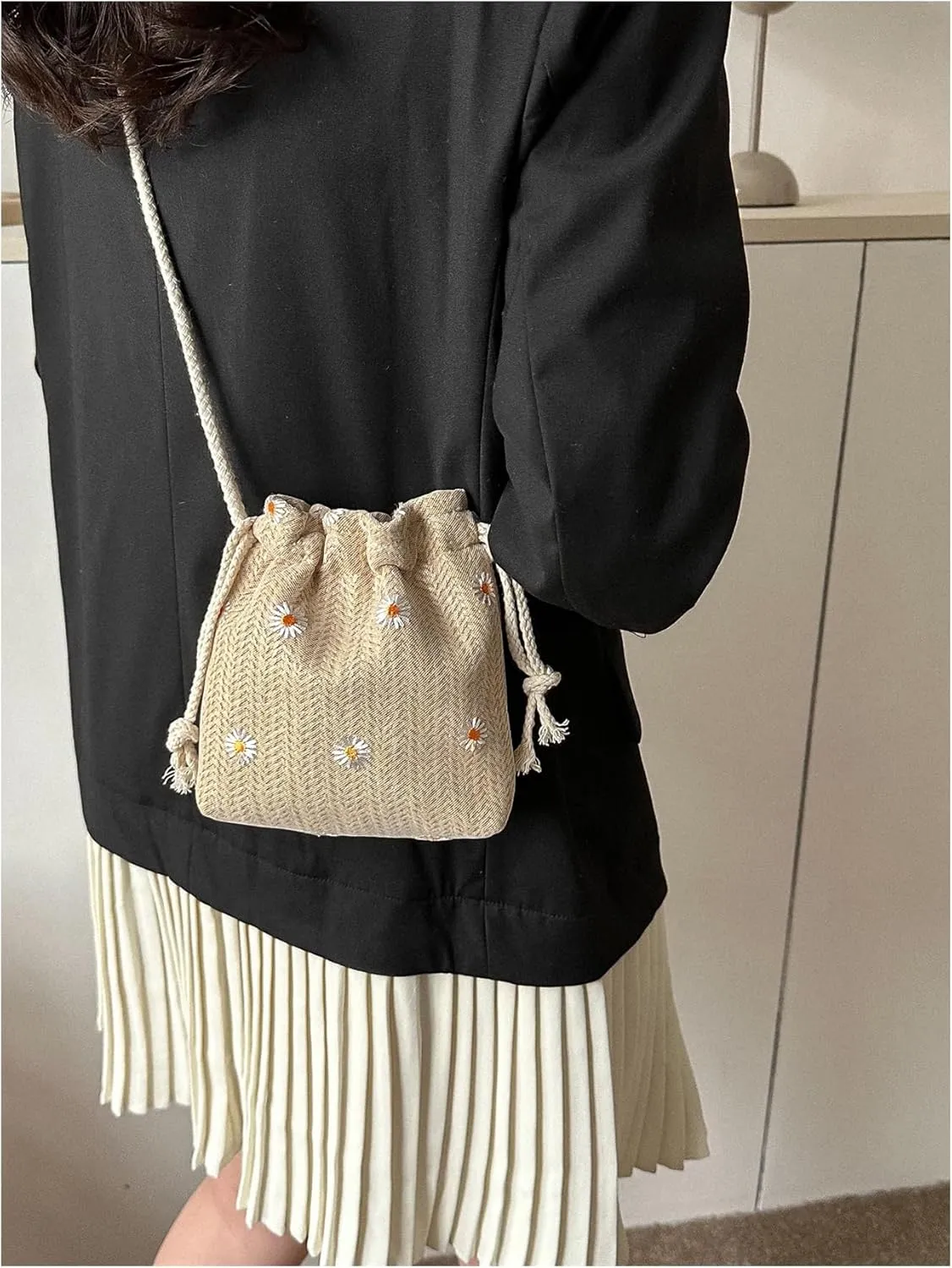 Verdusa Women's Straw Woven Drawstring Crossbody Purse Floral Embroidery Mini Bucket Bag