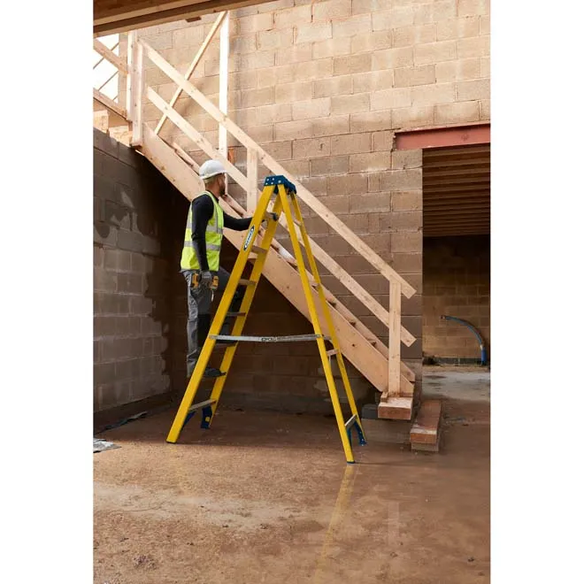 Werner Fibreglass Swingback Stepladder Trade 4 Tread
